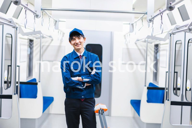 電車の整備をする男性技術スタッフ