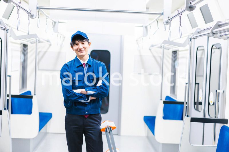 電車の整備をする男性技術スタッフ