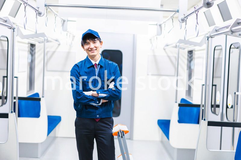 電車の整備をする男性技術スタッフ