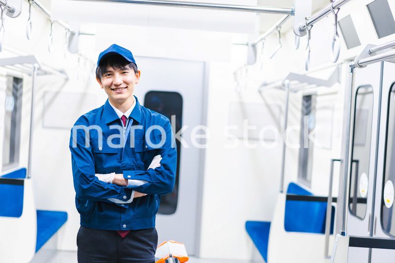 電車の整備をする男性技術スタッフ