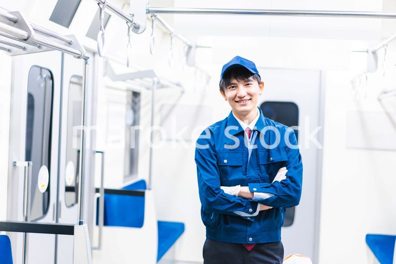 電車の整備をする男性技術スタッフ