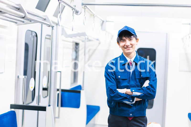 電車の整備をする男性技術スタッフ