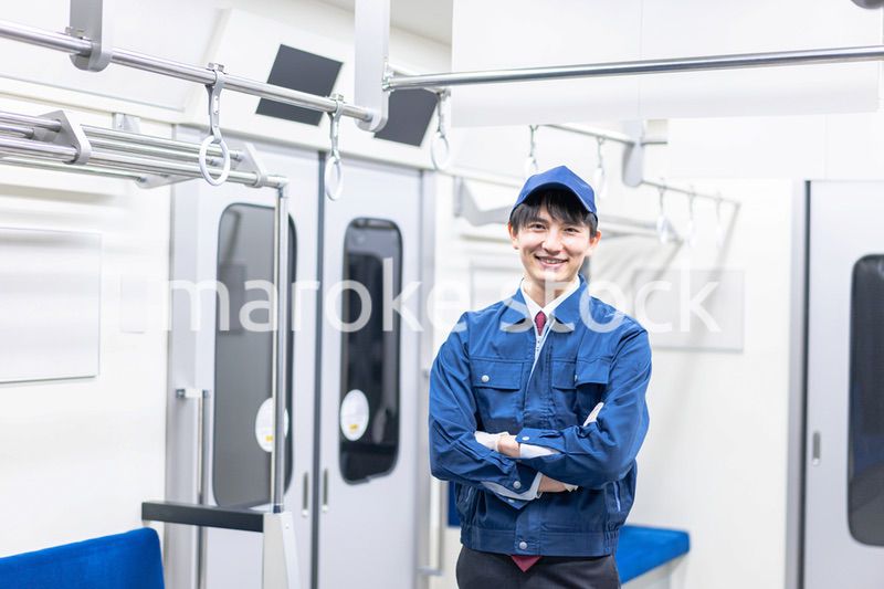 電車の整備をする男性技術スタッフ