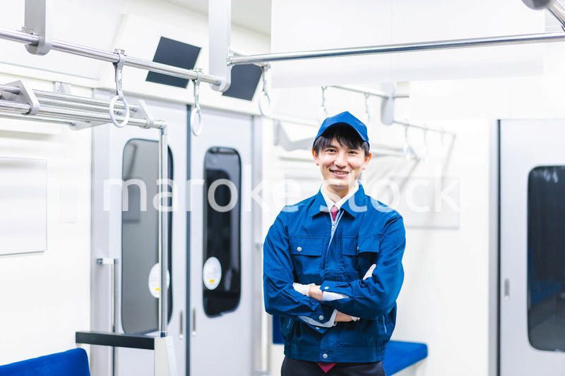 電車の整備をする男性技術スタッフ