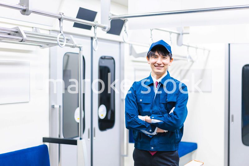 電車の整備をする男性技術スタッフ