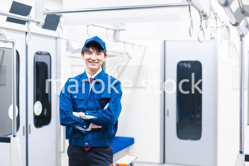 電車の整備をする男性技術スタッフ