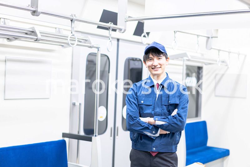 電車の整備をする男性技術スタッフ