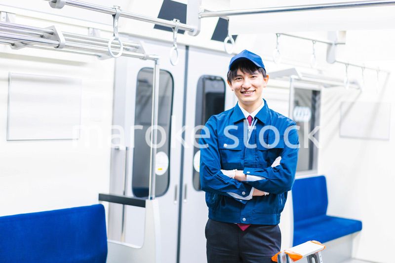 電車の整備をする男性技術スタッフ