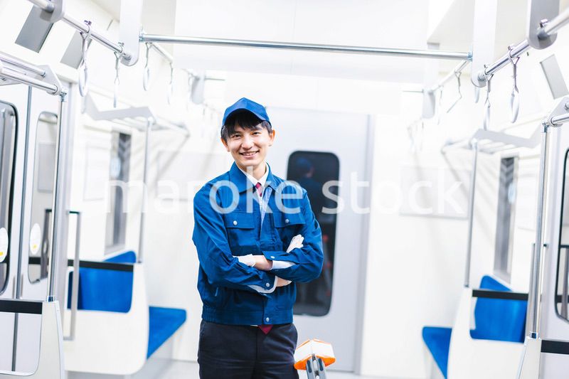 電車の整備をする男性技術スタッフ