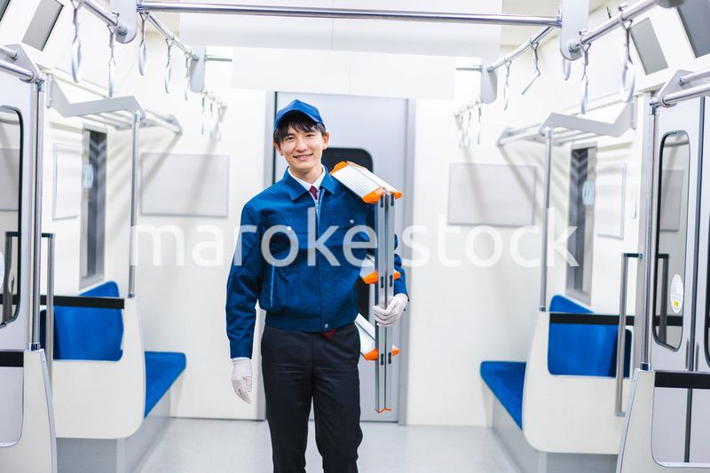 電車の整備をする男性技術スタッフ