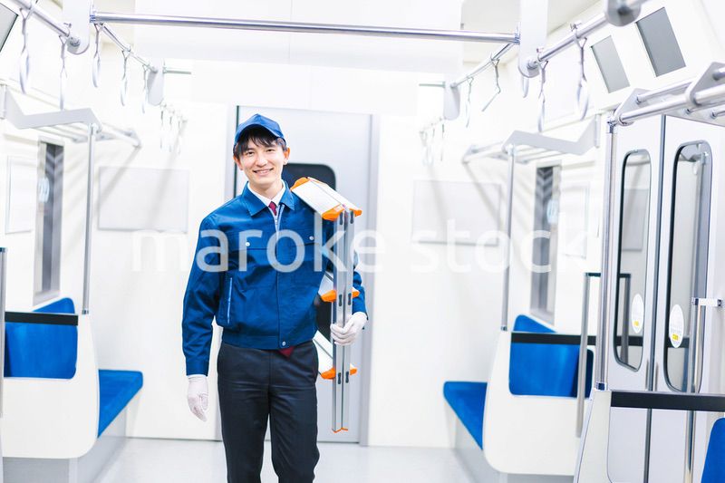 電車の整備をする男性技術スタッフ