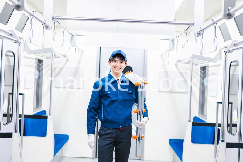 電車の整備をする男性技術スタッフ