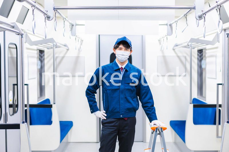 電車の整備をする男性技術スタッフ