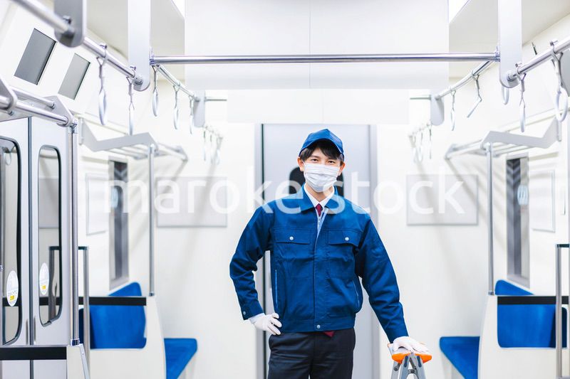 電車の整備をする男性技術スタッフ