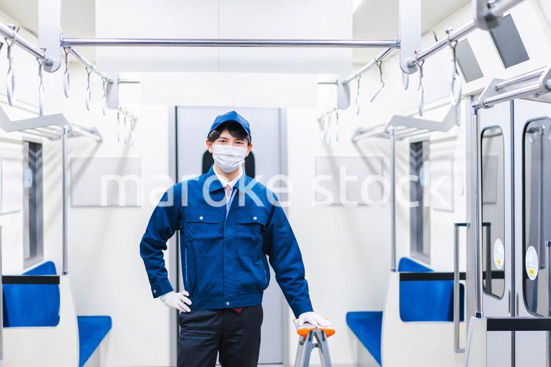 電車の整備をする男性技術スタッフ