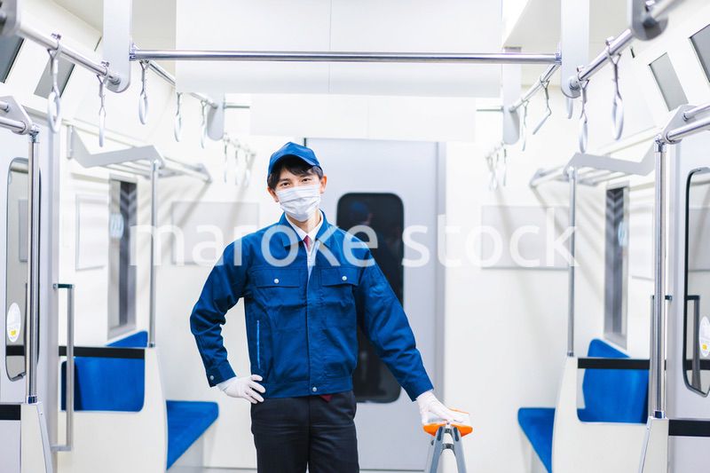 電車の整備をする男性技術スタッフ