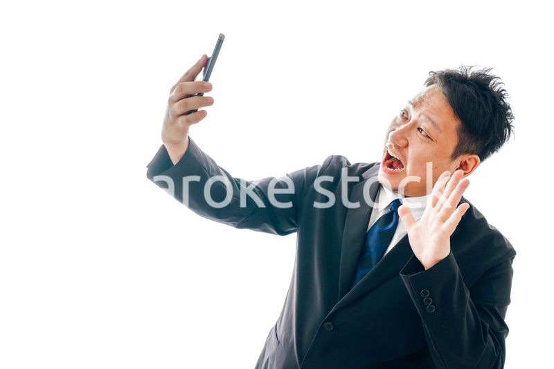 自撮りをするスーツを着た中年男性