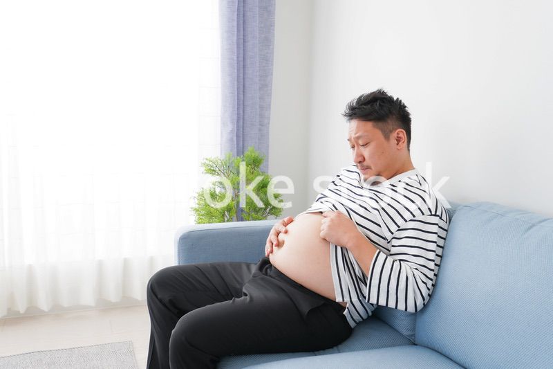 食べ過ぎで肥満体型の男性