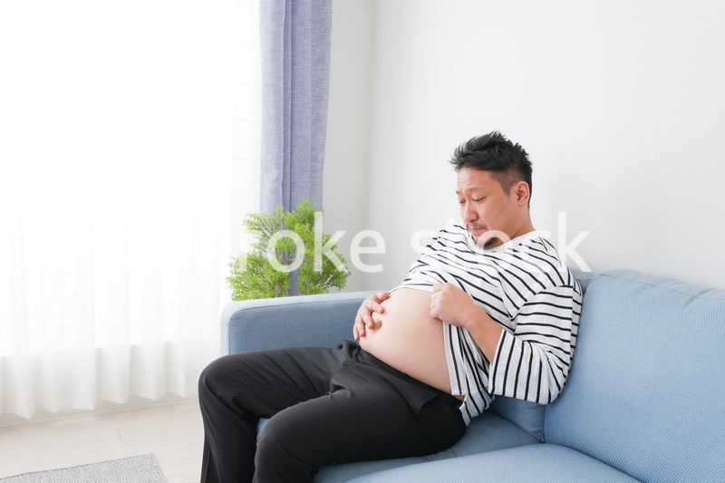 食べ過ぎで肥満体型の男性