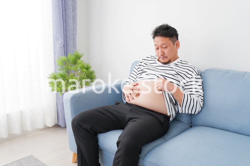 食べ過ぎで肥満体型の男性