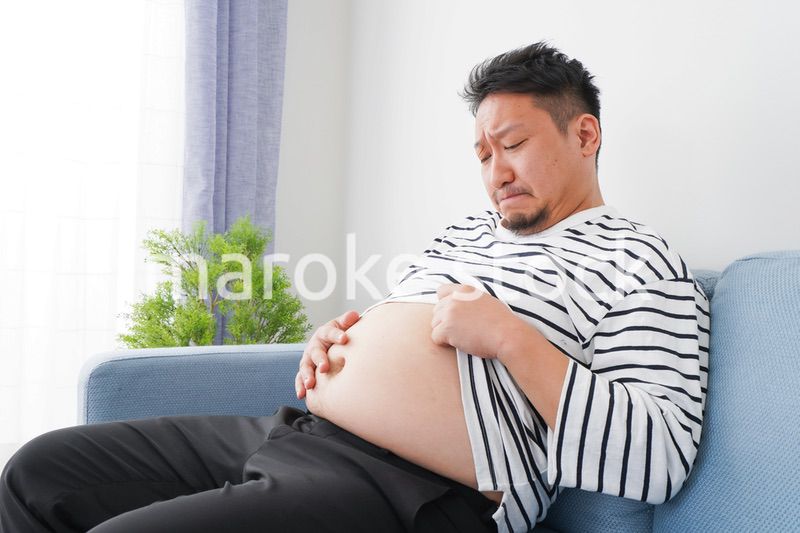 食べ過ぎで肥満体型の男性