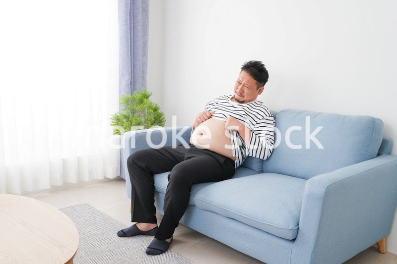 食べ過ぎで肥満体型の男性