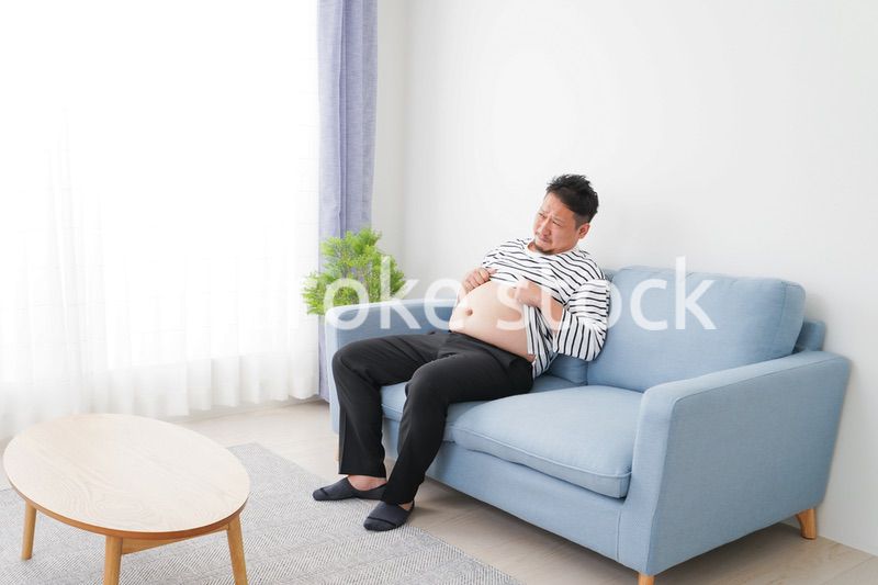 食べ過ぎで肥満体型の男性