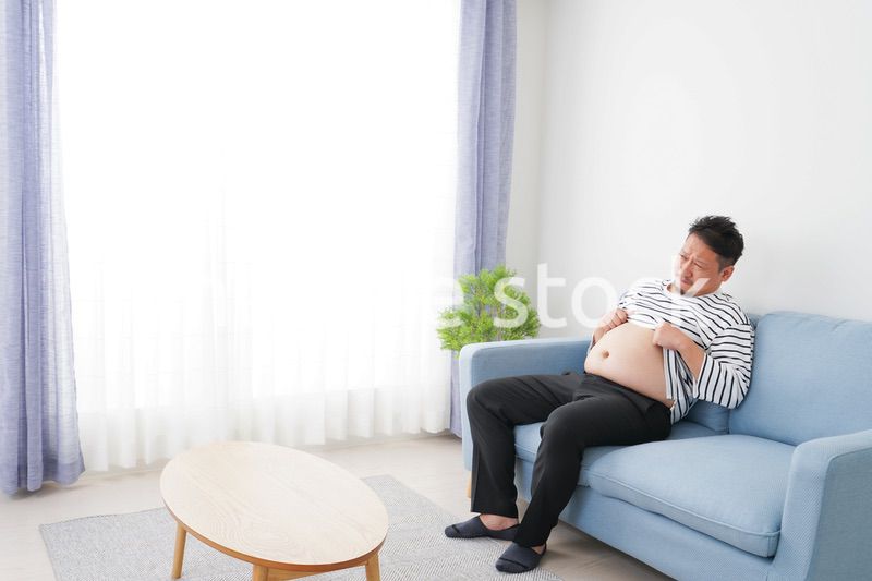 食べ過ぎで肥満体型の男性