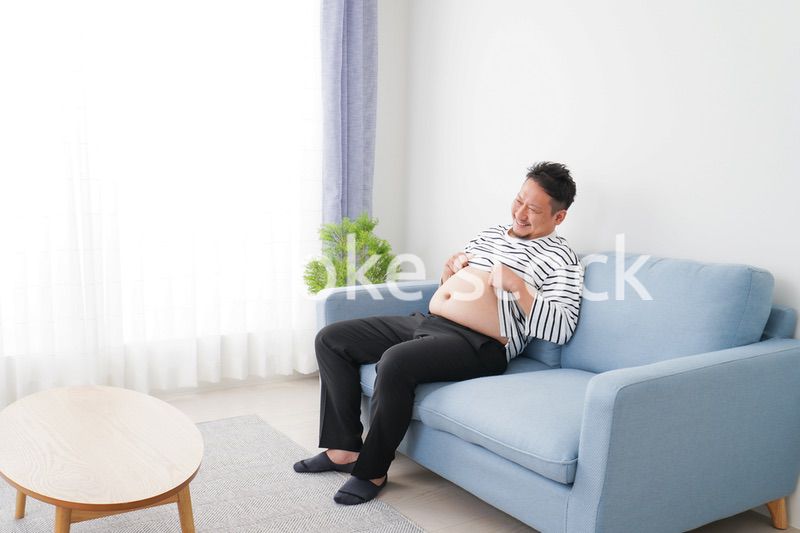 食べ過ぎで肥満体型の男性