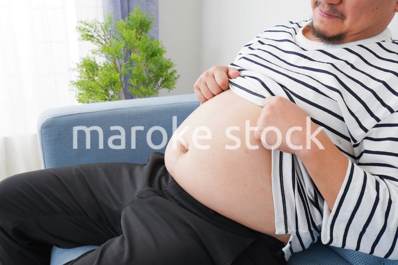 食べ過ぎで肥満体型の男性