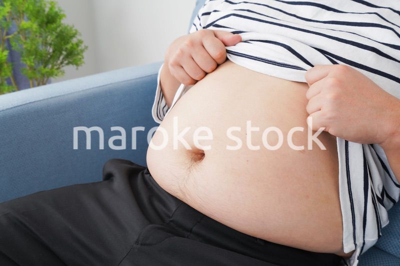 食べ過ぎで肥満体型の男性