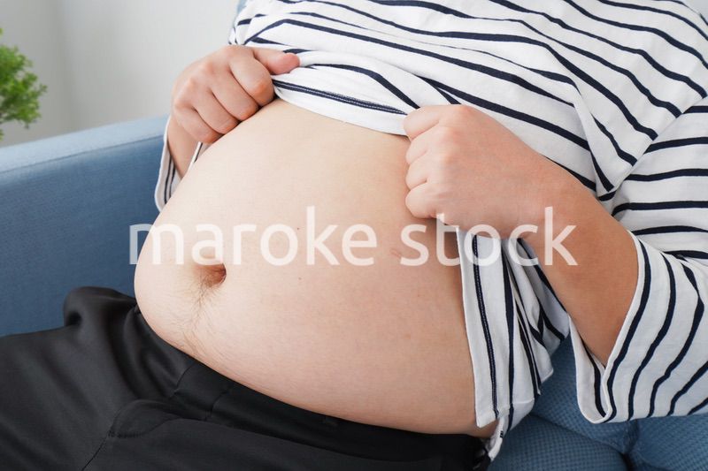 食べ過ぎで肥満体型の男性