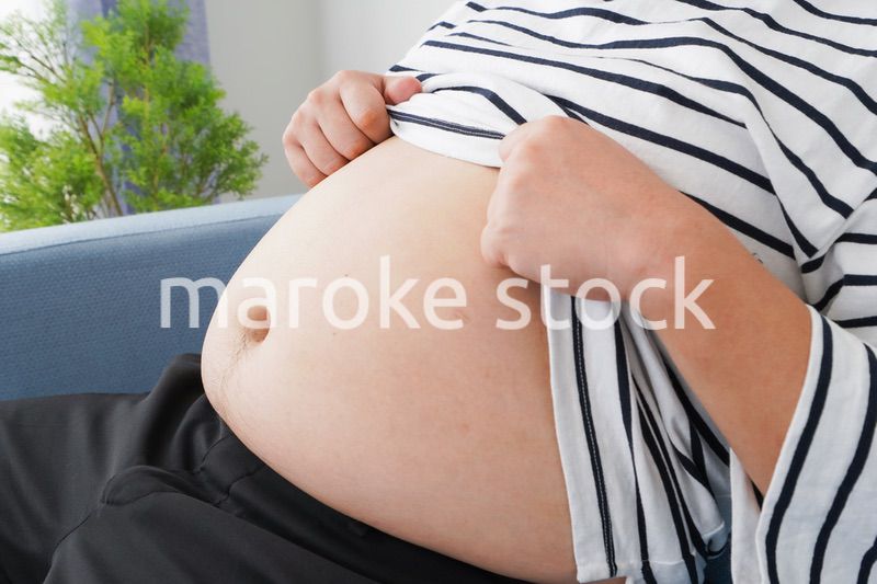 食べ過ぎで肥満体型の男性