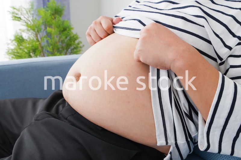 食べ過ぎで肥満体型の男性