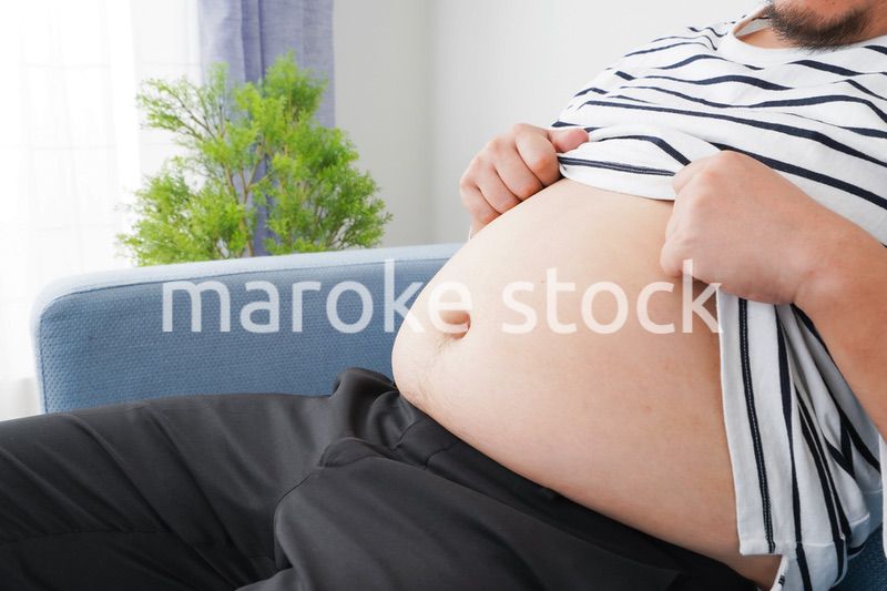 食べ過ぎで肥満体型の男性