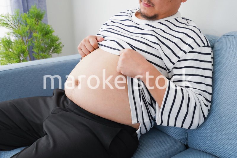 食べ過ぎで肥満体型の男性
