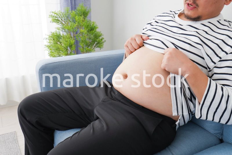 食べ過ぎで肥満体型の男性