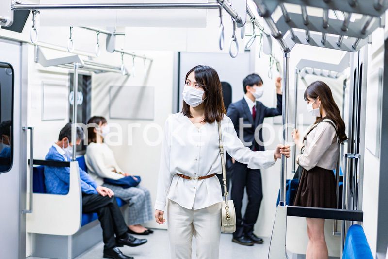 電車・地下鉄で移動する人々