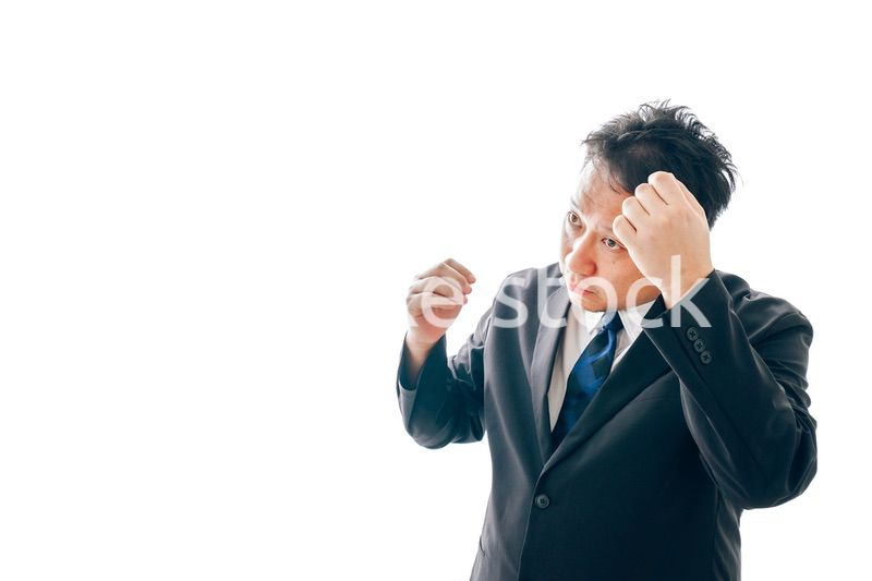抜け毛に悩むスーツを着た中年男性