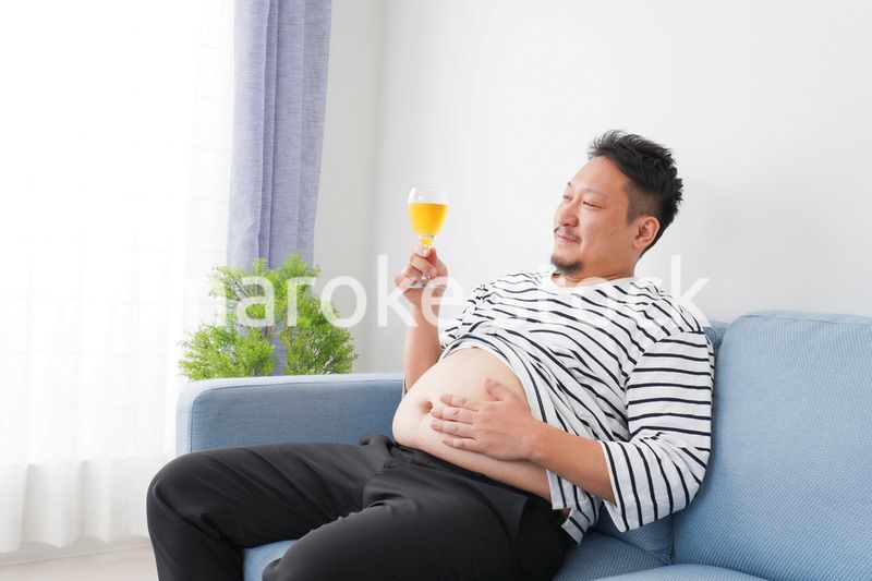 お酒の飲み過ぎで肥満の男性