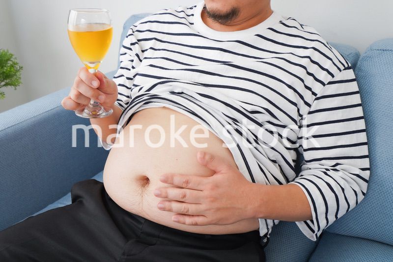 お酒の飲み過ぎで肥満の男性