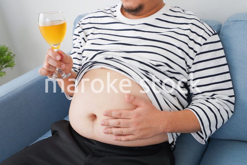 お酒の飲み過ぎで肥満の男性
