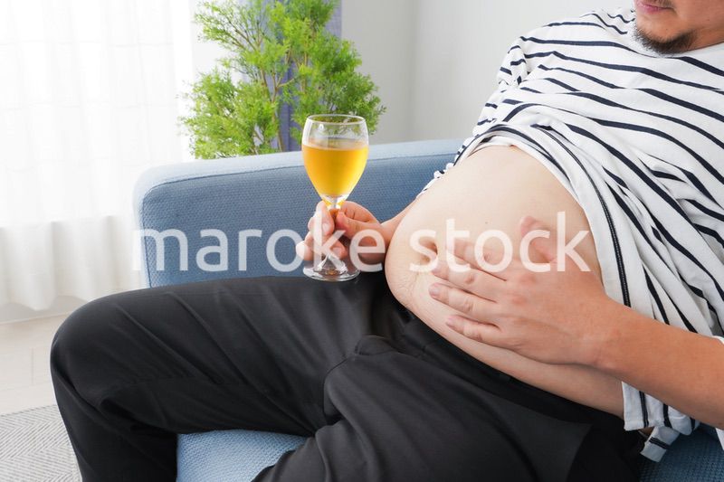 お酒の飲み過ぎで肥満の男性