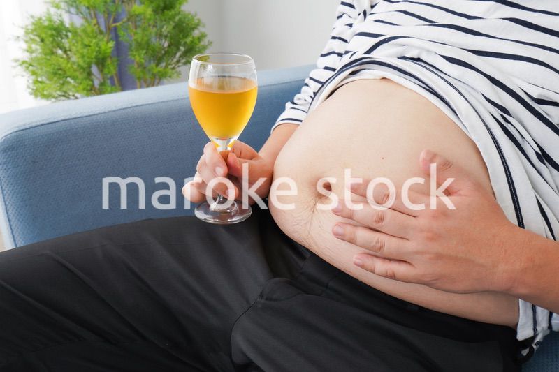 お酒の飲み過ぎで肥満の男性