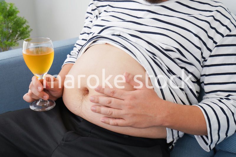 お酒の飲み過ぎで肥満の男性