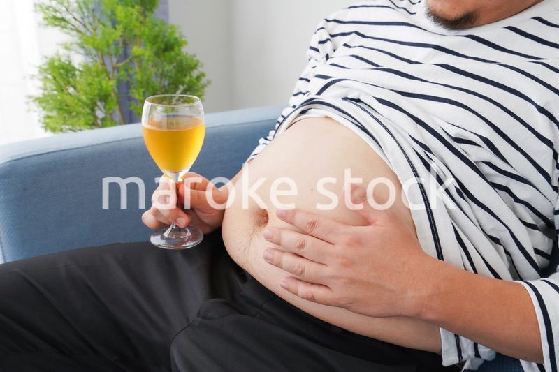 お酒の飲み過ぎで肥満の男性