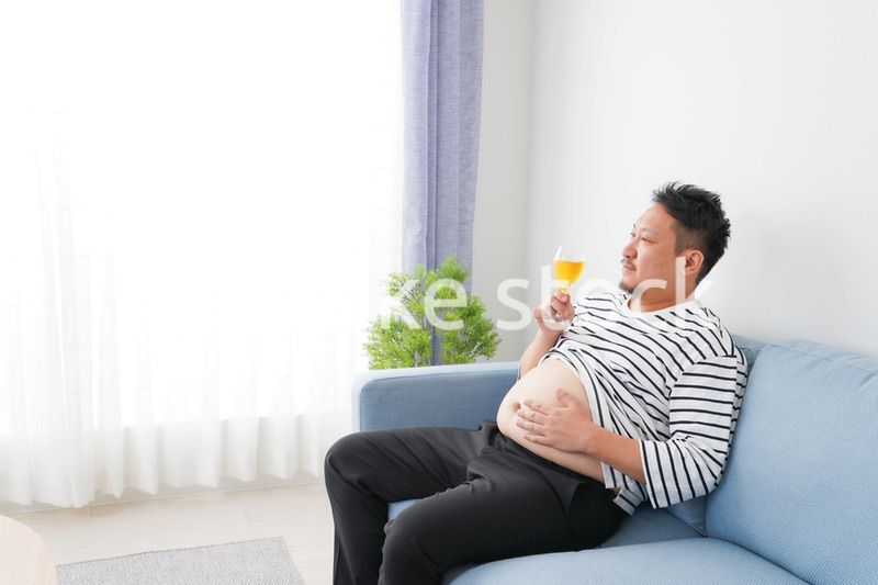 お酒の飲み過ぎで肥満の男性