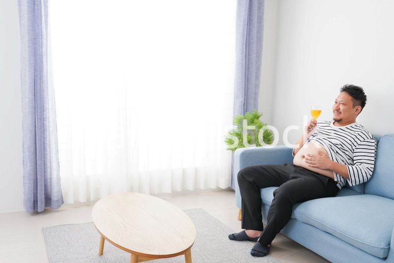 お酒の飲み過ぎで肥満の男性