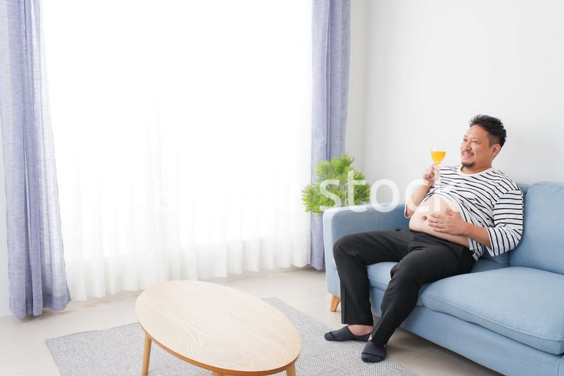 お酒の飲み過ぎで肥満の男性