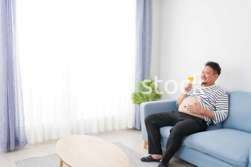 お酒の飲み過ぎで肥満の男性